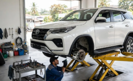 Kaki-kaki mobil bunyi gluduk diperiksa mekanik di bengkel, penyebab bunyi gluduk dan estimasi biaya perbaikan